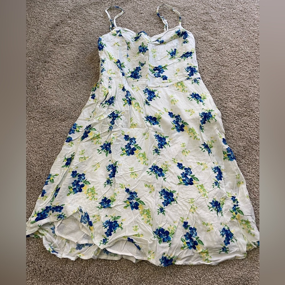 Short dress white with blue and green flowers.